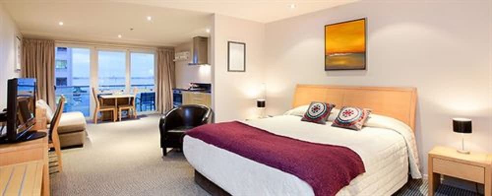 Studio, 1 King Bed photo 2