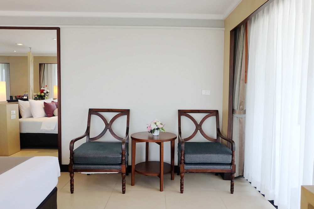 Deluxe Room, 1 Double Bed, Corner photo 3