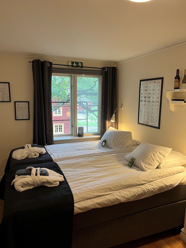 Quadruple Room, Private Bathroom (4 single beds, Hotel) photo 2
