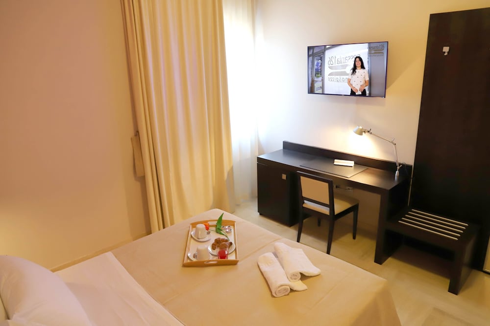 Classic Double or Twin Room - Photo 7