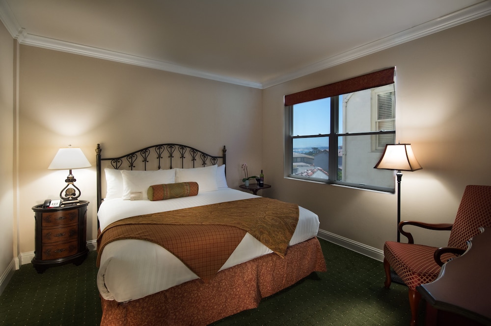 Deluxe Room, 1 King Bed, Fireplace - Photo 4