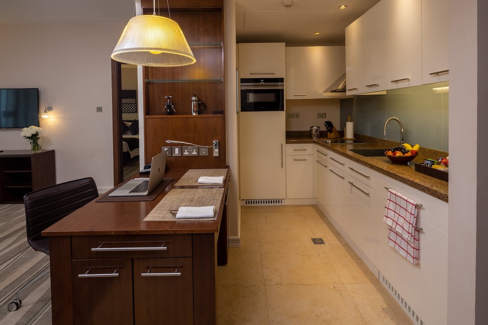 Studio Suite, 1 King Bed, Accessible, Kitchen photo 2