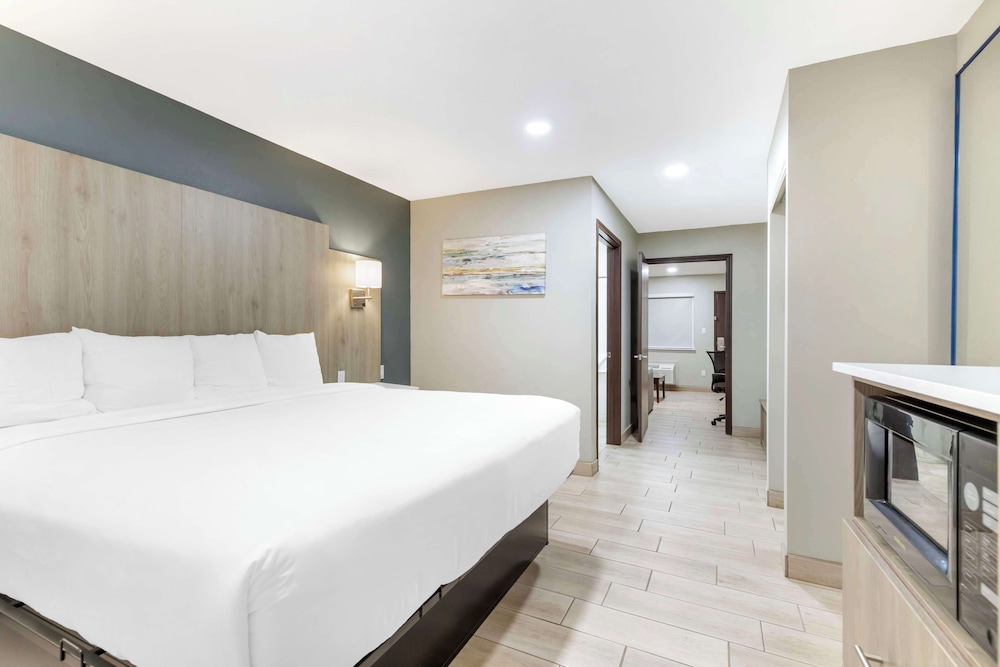 Suite, 1 King Bed, Accessible, Non Smoking (with Single Sofabed) photo 3