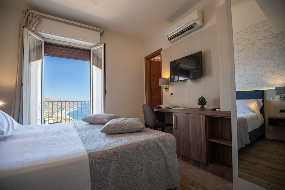Deluxe Double or Twin Room, Balcony, Sea View - Photo 1