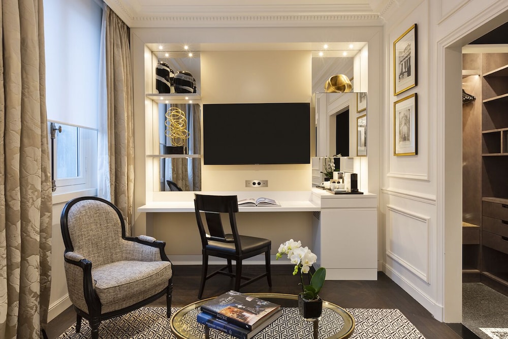 Junior Suite, 1 King Bed with Sofa bed photo 2