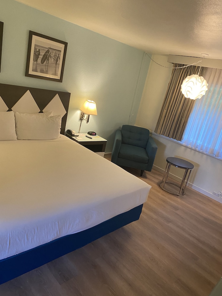 Standard Room, 1 King Bed - Photo 7