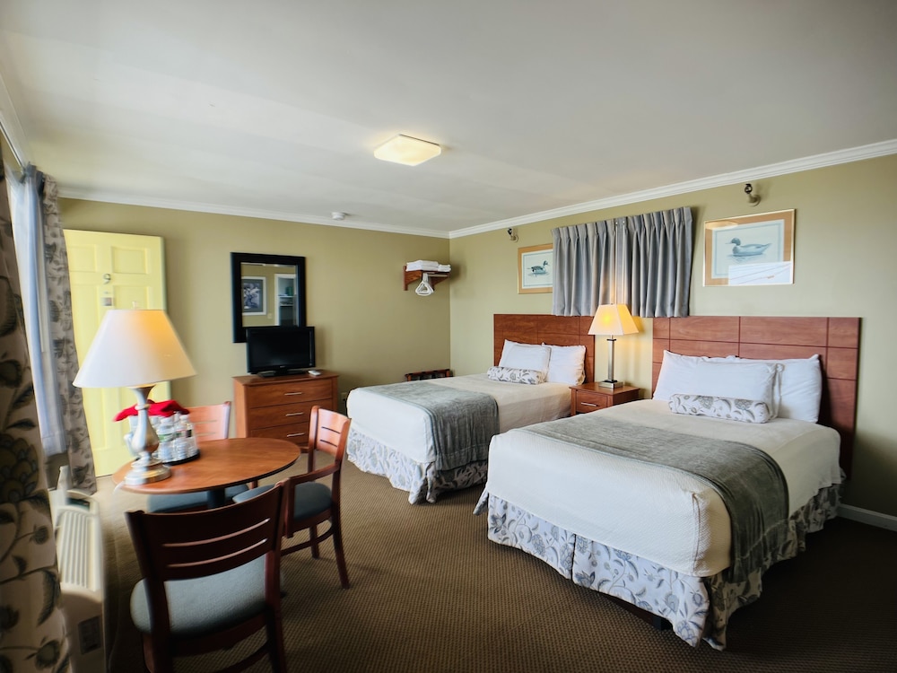 1st Floor, Front Ocean View Room, 2 Double Beds photo 2