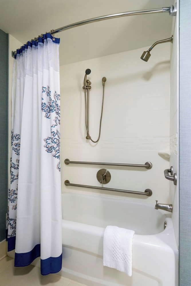 Suite, 1 Bedroom (Mobility/Hearing Accessible, Tub) - Photo 6