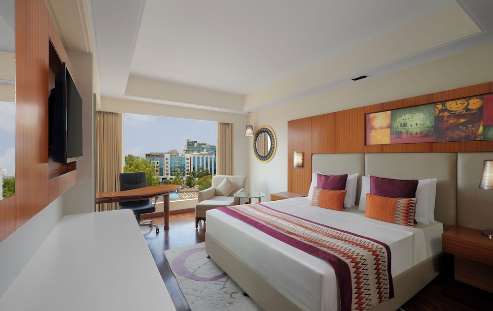 Deluxe Room, 1 King Bed, Non Smoking - Photo 2