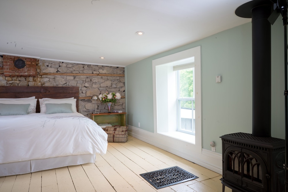 Grand Room, 1 King Bed, Private Bathroom, Garden View photo 2
