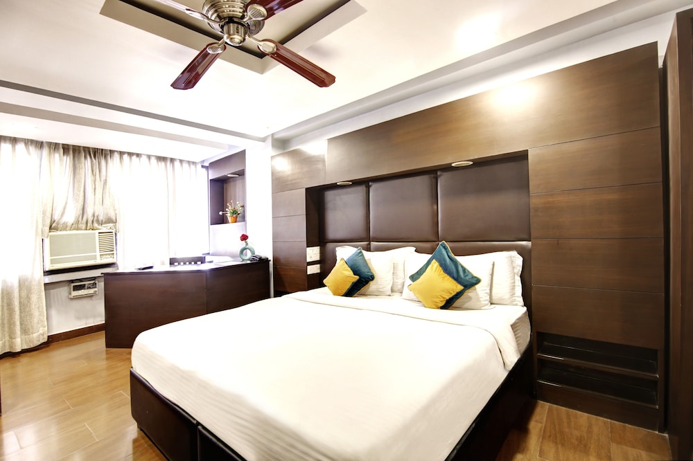 Club Room, 1 King Bed - Photo 9