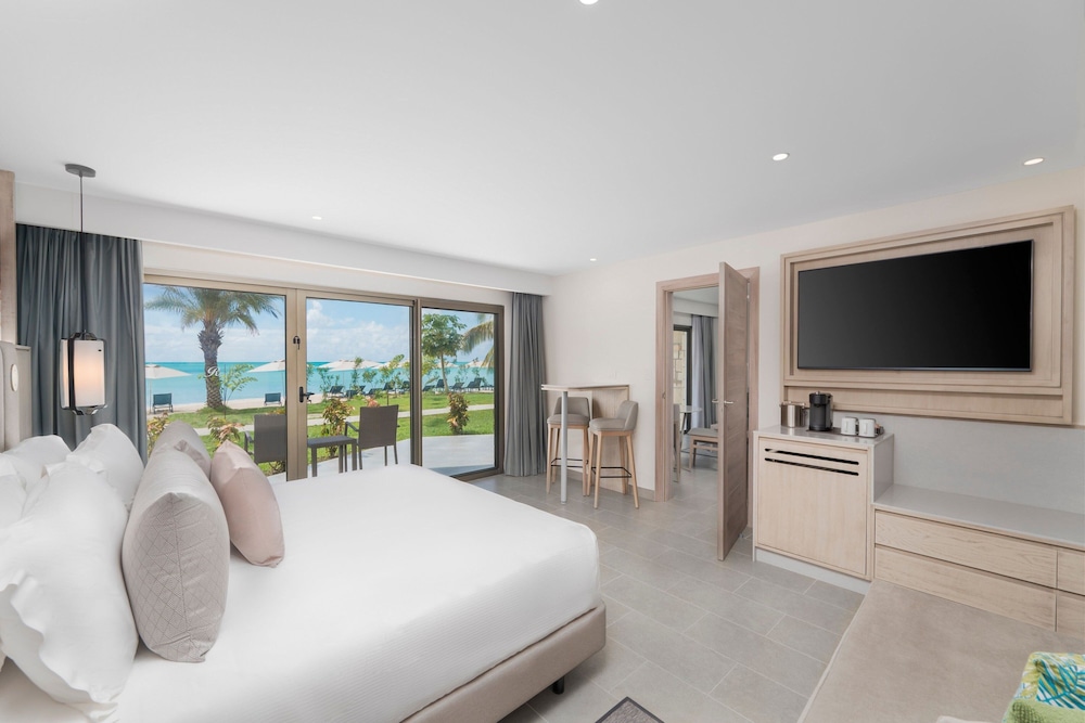 Luxury Junior Suite Beach Front Swim Out Diamond Club