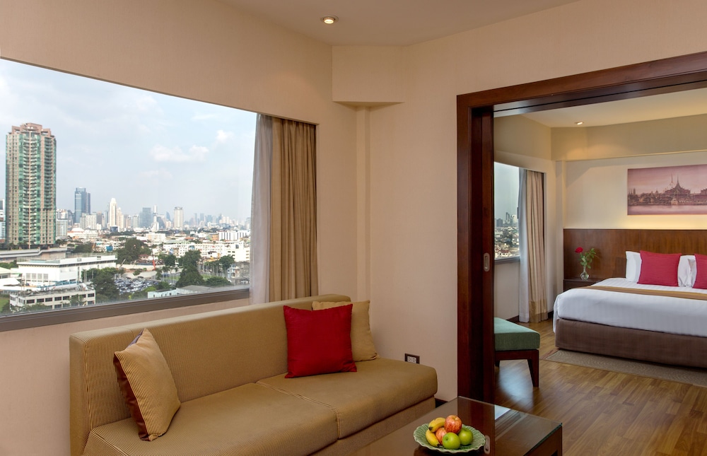 Suite, 1 King Bed, River View (Plaza) photo 3