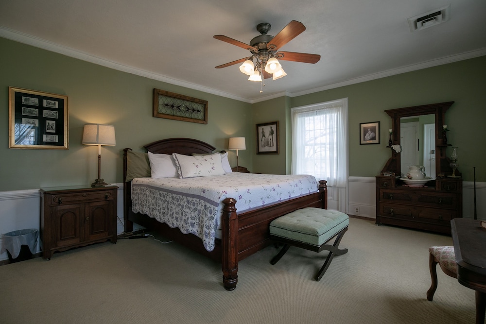 The Smith Room, 1 King Bed (Detached Bathroom)