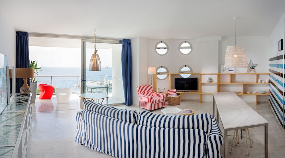 Deluxe Suite (2 Adults and 2 Children)