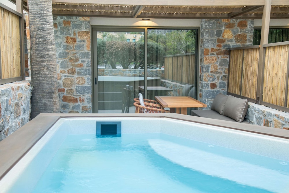 Classic Double Garden View Outdoor Hot Tub - Photo 5