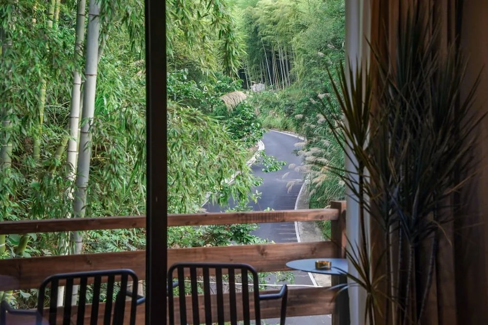 Exclusive Double Room, 1 Queen Bed, Balcony, Hill View photo 1
