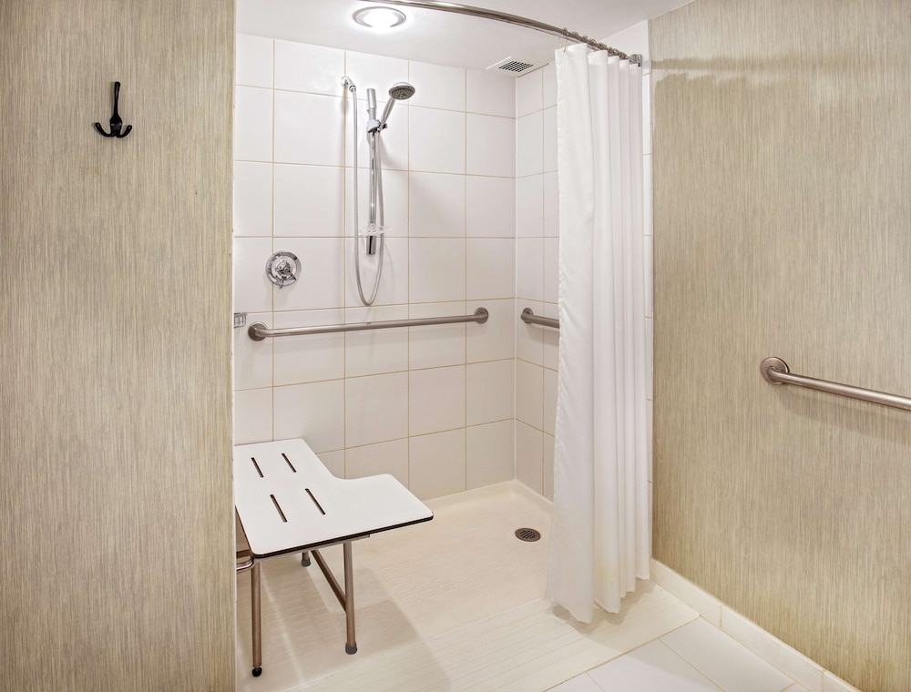 Room, 2 Queen Beds, Accessible (Roll-in Shower) - Photo 6