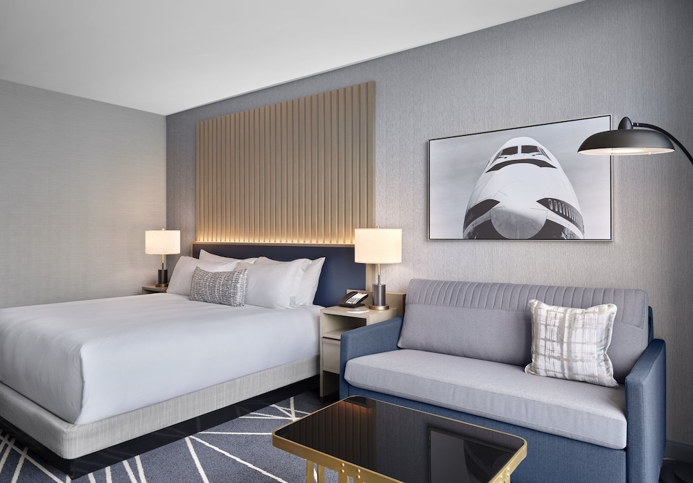 Luxury Room, 1 King Bed, Corner - Photo 4