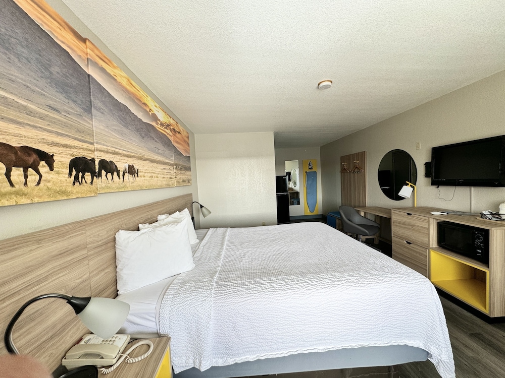 Standard Room, 1 King Bed - Photo 5