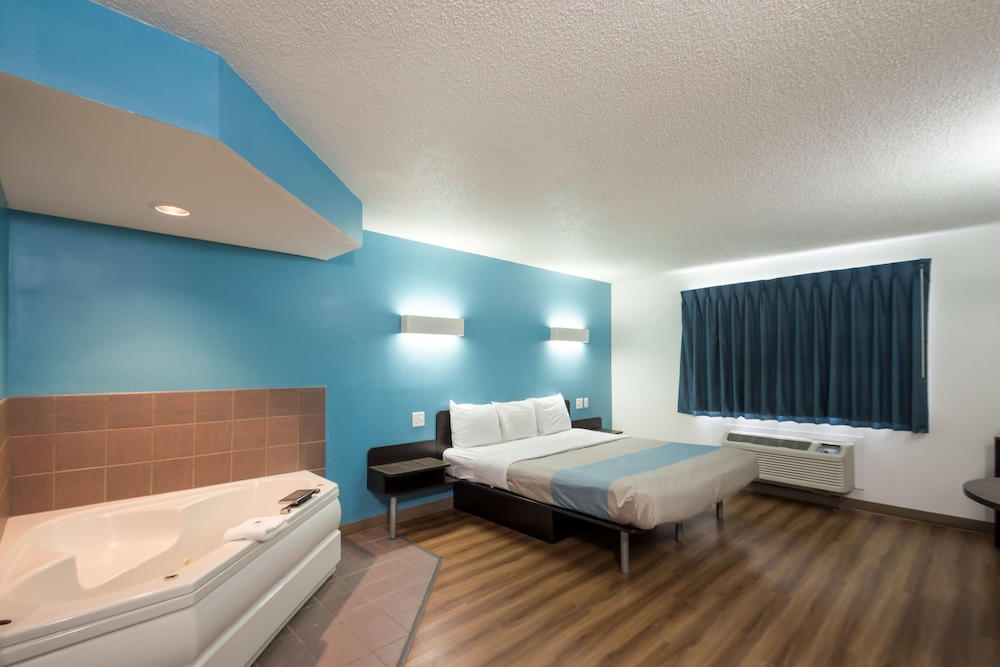 Deluxe Suite, 1 King Bed, Non Smoking, Hot Tub - Photo 3