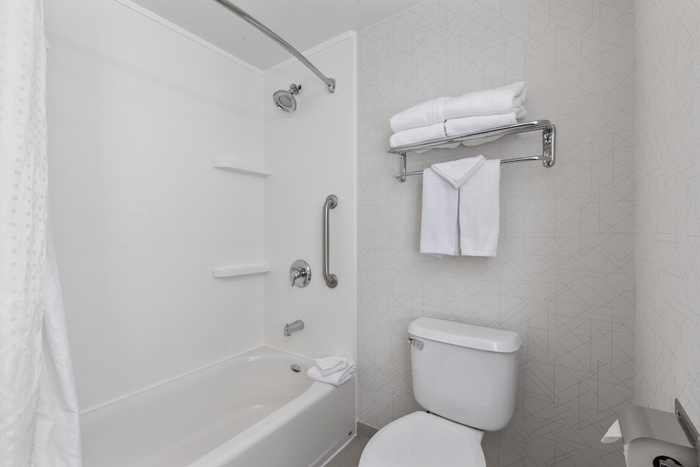 Suite, 1 King Bed (Whirlpool) - Photo 9