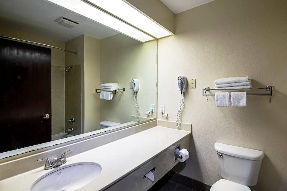 Deluxe Room, Non Smoking (3 Queen Beds) - Photo 2