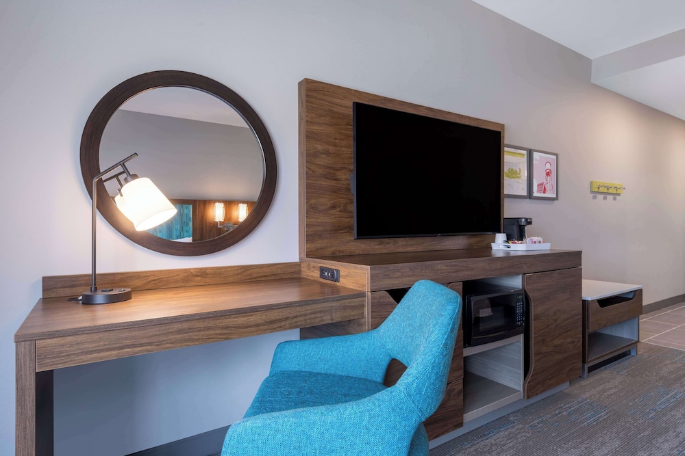Standard Room, 1 King Bed, Refrigerator - Photo 5