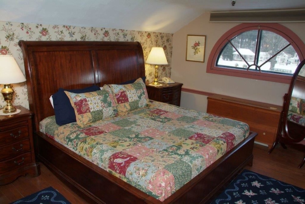 Historic Inn, 1 King Suite (Stairs required; No pets)