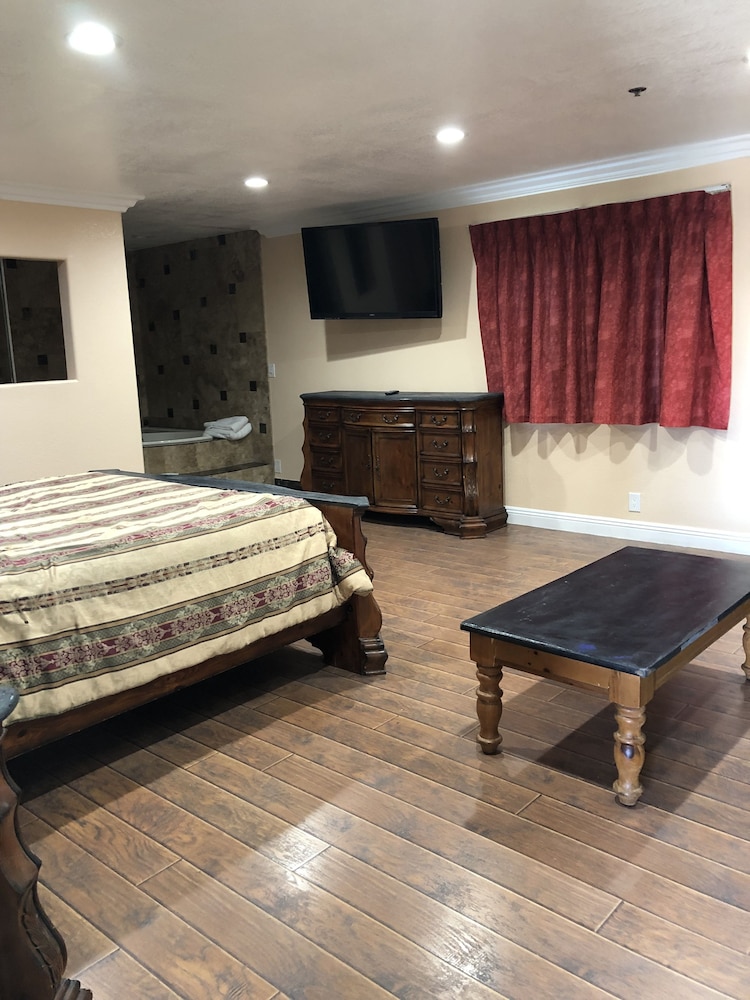 Suite, 1 King Bed, Jetted Tub photo 1