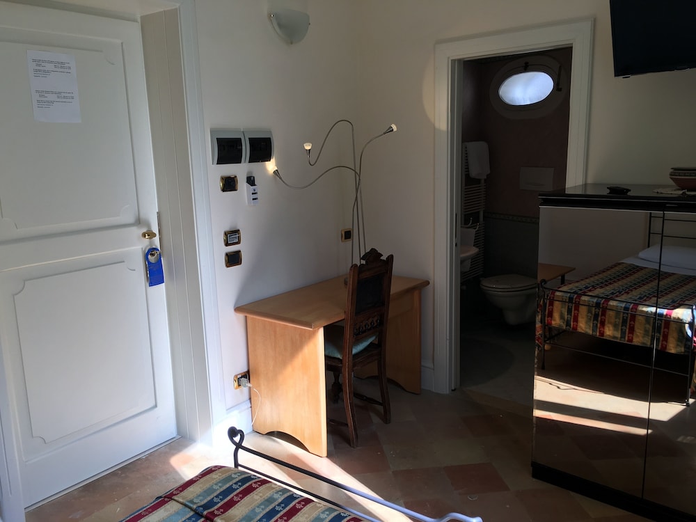 Single Room photo 2