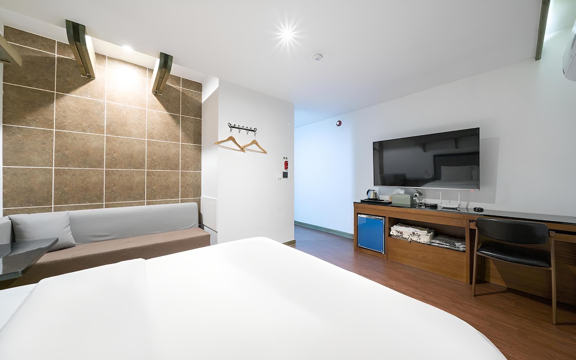 Room (Standard (65""Smart TV Netf) - Photo 7
