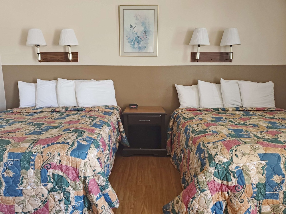Standard Room, 2 Queen Beds, Non Smoking (No Pets Allowed) photo 1