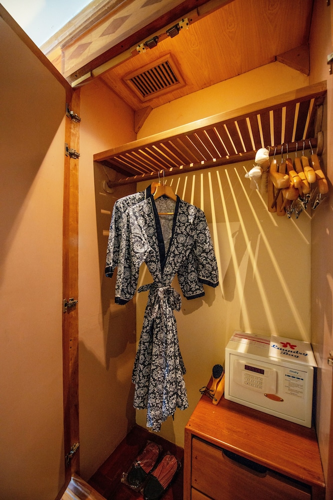 Deluxe Twin Room City View - Photo 2