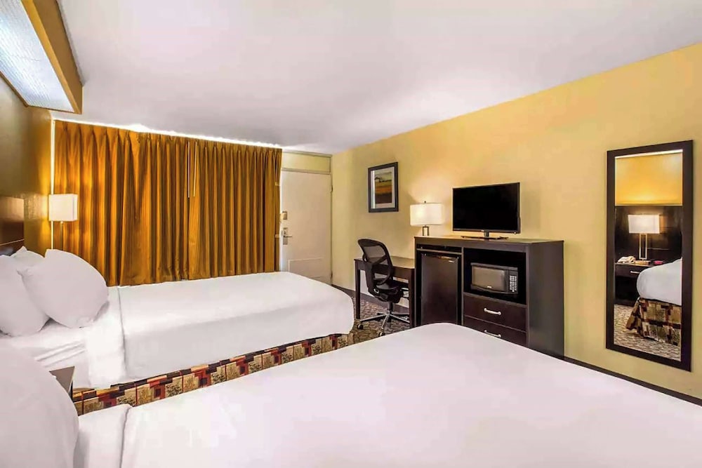 Room, 2 Double Beds, Non Smoking - Photo 1
