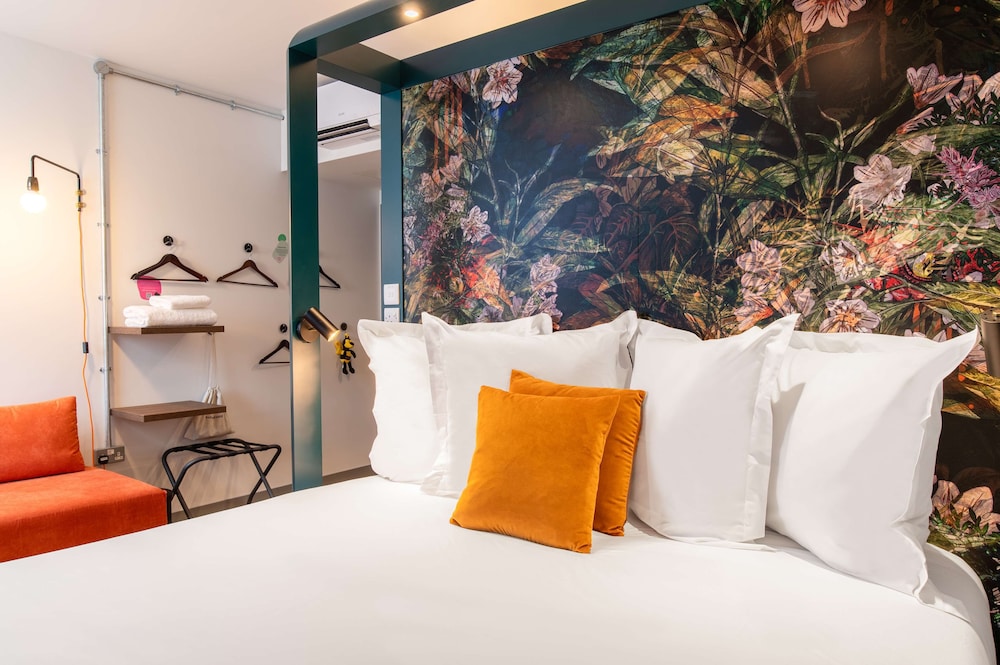 Premium King Room - Photo 4