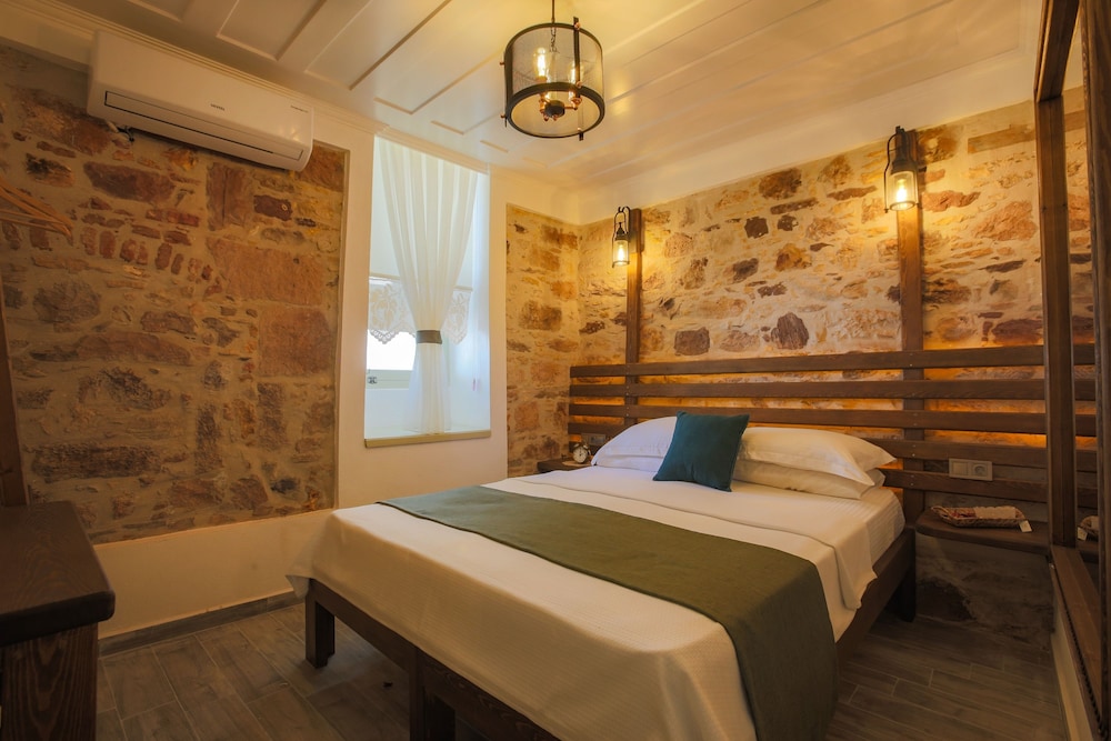 Basic Room, 1 Queen Bed, Courtyard View