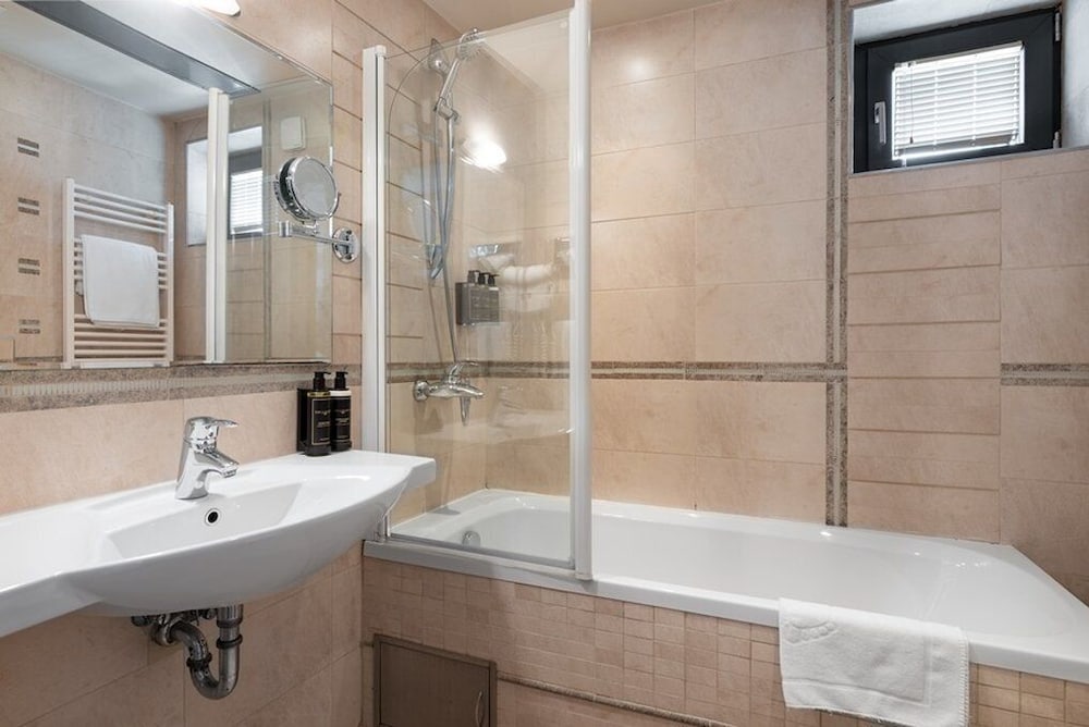 Standard Double Room Single Use photo 3