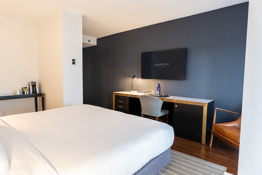 Premier Suite, 1 King Bed, Terrace (Single Use | Executive) photo 2