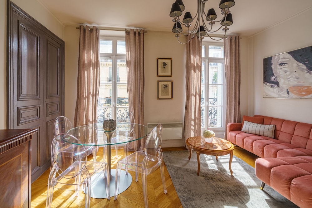 Apartment (So Chic)