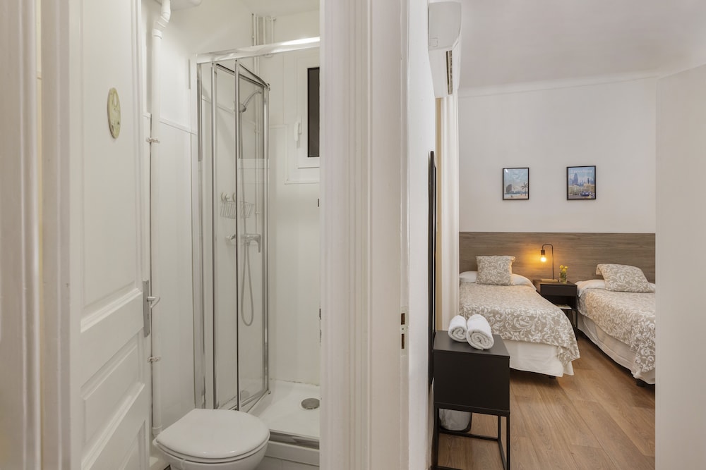 Double or Twin Room, Private Bathroom photo 3