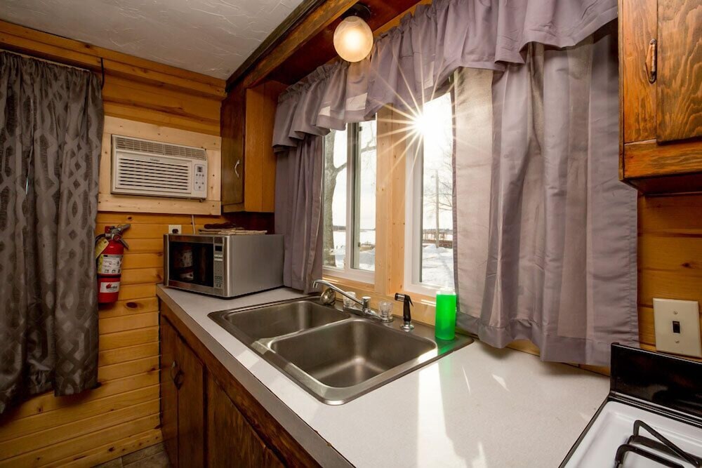 Comfort Cabin, 2 Bedrooms, Kitchen, River View (Sleeps 4) photo 2