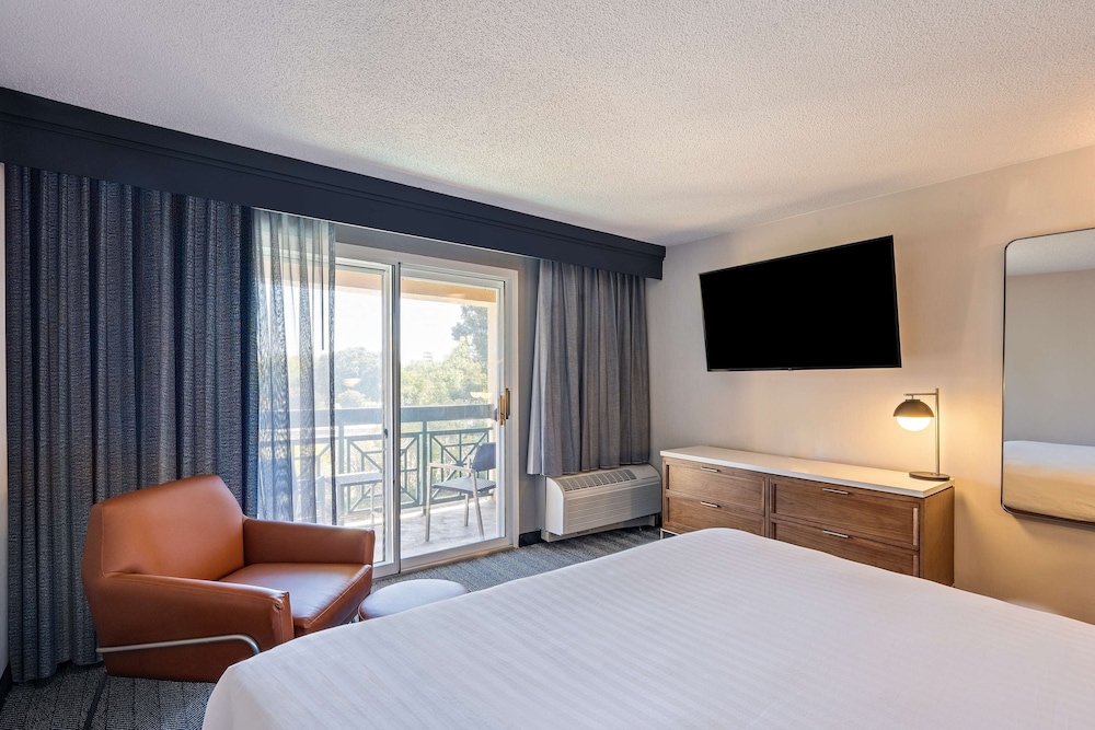 Deluxe Room, 1 King Bed with Sofa bed, Balcony - Photo 4