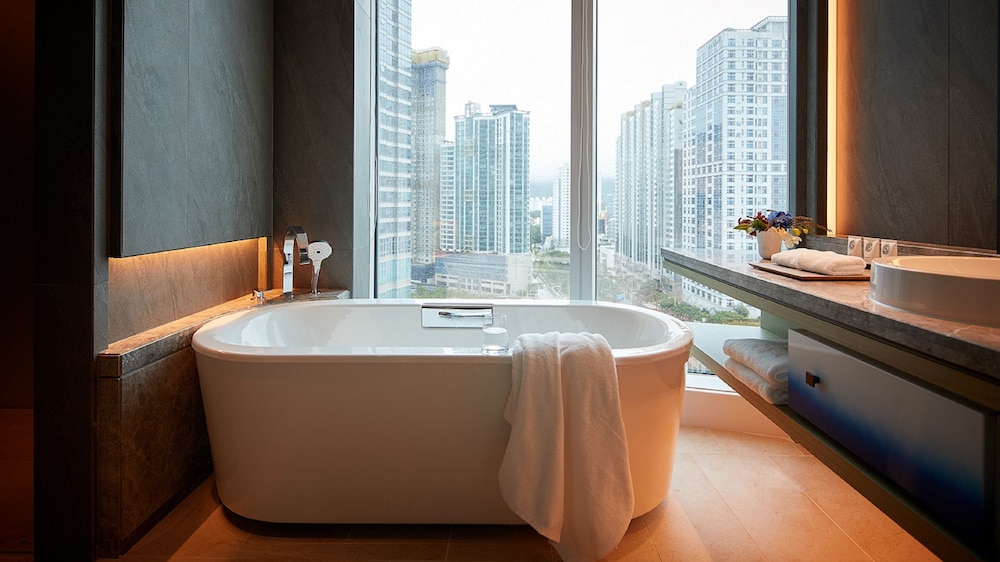 Premier Double, City View - Photo 2