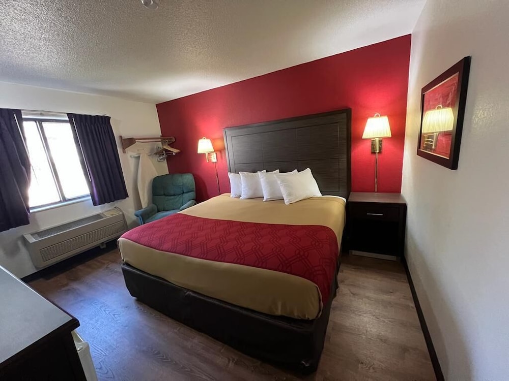 Standard Room, 1 King Bed, Non Smoking - Photo 1