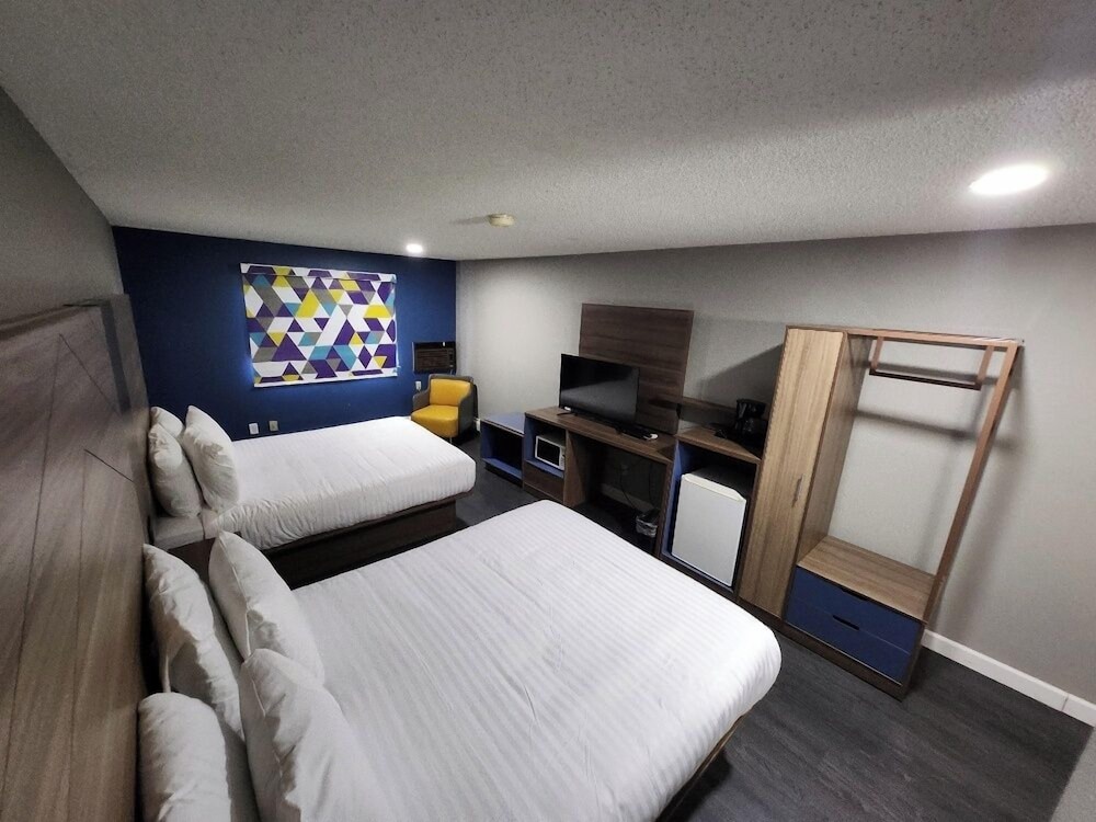 Room, 2 Queen Beds, Non Smoking - Photo 5