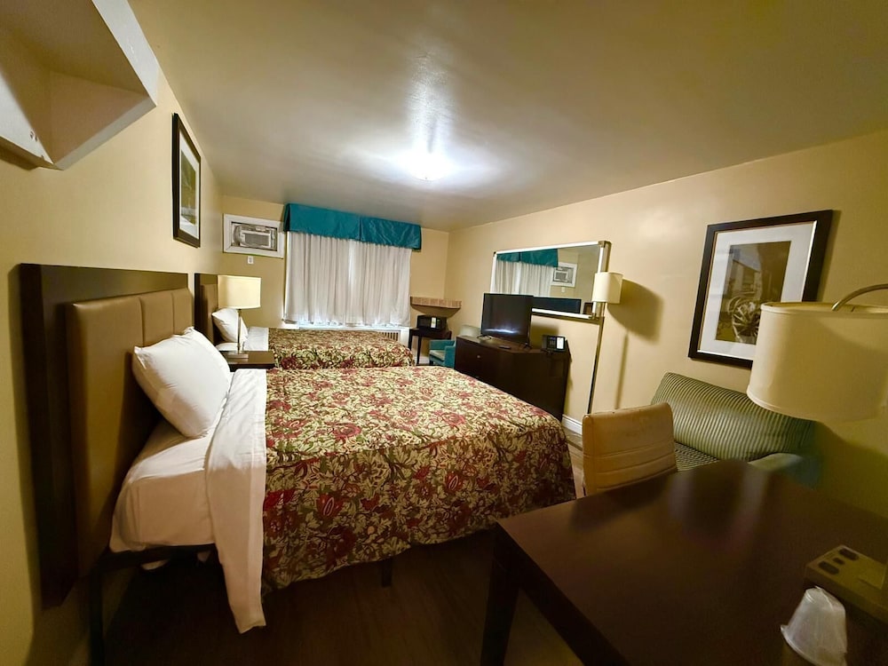 Room, 2 Queen Beds, Non Smoking (2 Queen Beds) photo 1