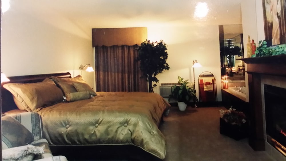 Luxury Suite, 1 King Bed, Jetted Tub, Lake View photo 1
