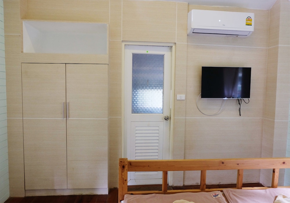 Air-Con Bungalow with Garden Down Hill photo 2