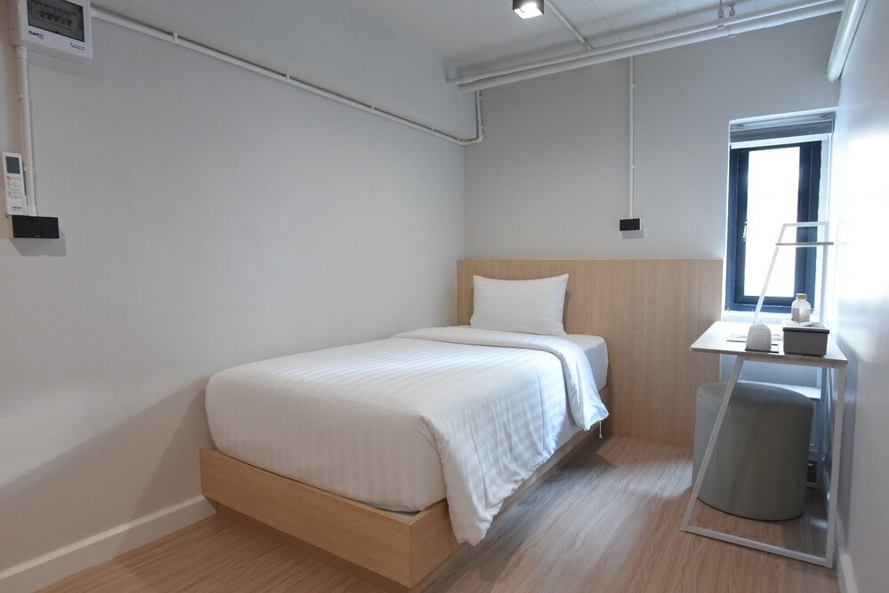 Economy Studio, 1 Large Twin Bed, Non Smoking